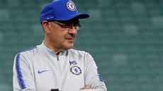 Trenér fotbalist Chelsea Maurizio Sarri sleduje poslední trénink ped finále...