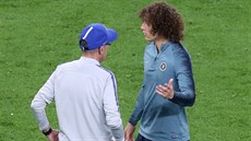 Italský kou Maurizio Sarri diskutuje s Davidem Luizem na tréninku Chelsea ped...
