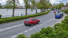 Hluk z aut projídjících po kostkách na nábeí v centru Jindichova Hradce...