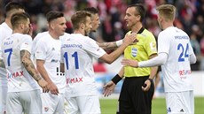 Ostravtí fotbalisté ve finále poháru protestují proti verdiktu sudího Petra...