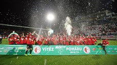 Fotbalisté Slavie slaví zisk poháru, s pohárem nalevo kapitán Milan koda.