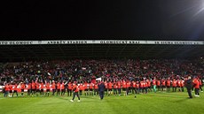 Fotbalisté Slavie slaví zisk poháru. Ve finále porazili Baník 2:0.