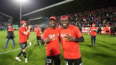 Fotbalisté Slavie Peter Olayinka (nalevo) a Michael Ngadeu slaví zisk poháru....