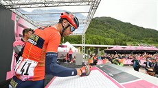 Vincenzo Nibali se podepisuje na startu 17. etapy Gira.