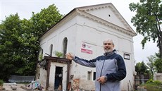 Lubomír Polák z jirkovské radnice ukazuje synagogu, kterou čeká razantní...