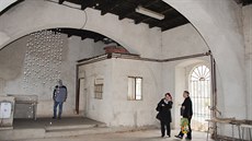 Klasicistní synagoga byla dostavěna v roce 1847. Stěny interiéru původně...