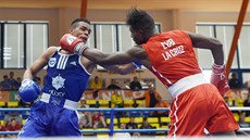  Julio César la Cruz (vpravo) sice v semifinále inkasoval tenhle úder, nakonec ale Kubánec Velkou cenu ve váze do 81 kg ovládl.