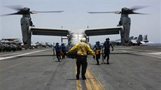 Letoun MV-22 Osprey na americké letadlové lodi USS Abraham Lincoln v Arabském...