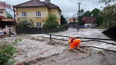 Velká voda se prohnala také kolem areálu pivovaru v Ro�nov� pod Radho�t�m.