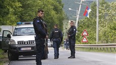 Písluníci zvlátních sil kosovské policie poblí vesnice Cabra peván...