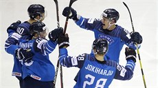 Fintí hokejisté slaví gól na mistrovství svta.