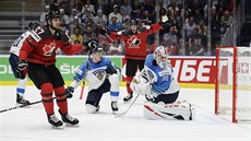 Kanaan Shea Theodore (27) dává gól ve finále MS. V brán je Fin Kevin Lankinen.