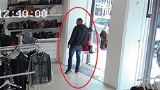 Policie pátrá po zlodji, okradl figurínu v obchod o luxusní perk