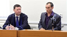 idi hasiské cisterny Petr Matjíek (vpravo) elí u soudu obalob z...