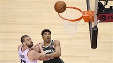 Marc Gasol (vlevo) z Toronta a Janis Adetokunbo z Milwaukee bojují na doskoku.