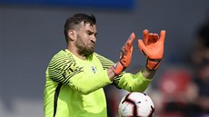 Jan Hanu� z Jablonce zasahuje v zápase se Spartou.