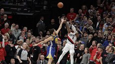 Damian Lillard (vpravo) z Portlandu stílí, jeho trojka vak duel s Golden...