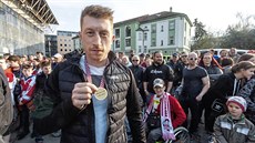 Jiří Ondrušek se chlubí medailí, kterou olomouckým hokejistům vytvořili...