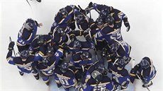 Hokejisté St. Louis Blues oslavují tvrtou výhru nad San Jose Sharks a postup...