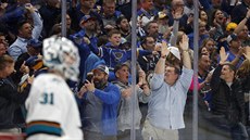 Fanouci St. Louis Blues oslavují gól do sít Martina Jonese ze San Jose Sharks.