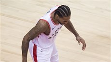 Kawhi Leonard z Toronta kulhá ve tvrtém duelu s Milwaukee.