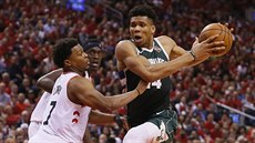 Janis Adetokunbo (vpravo) z Milwaukee obchází Kyla Lowryho (vlevo) a Pascala...