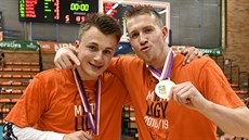 Filip Novotný (vlevo) a Tomá� Vyoral jako ligoví �ampioni s Nymburkem.