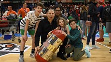 Nymburský trenér Oren Amiel s pohárem pro ligového vítze a rodinou