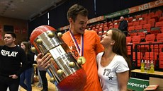 Nymburský basketbalista Jaromír Bohaík s pohárem a partnerkou