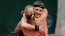 Lucie afáová se po posledním zápase kariéry usmívá. objala ji Dominika...