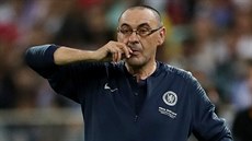 Maurizio Sarri, trenér Chelsea, proívá zápas s Arsenalem.