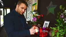 Starosta Ralska Miloslav Tma (ANO) zapaluje svíku v pietním míst u Billovy...