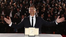 Antonio Banderas pózuje fotografm po skonení slavnostní ceremonie v Cannes...