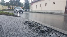 Auta, která kvli nehod u Petic jezdila pes Dolní Lukavici, poniila v obci...