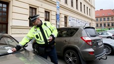Za �patné parkování na místech K+R v�era brn�n�tí strá�níci rozdávali pokuty i...