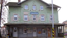 Budova elezniní stanice v Ivanicích od cestování vlakem spí odrazovala. 