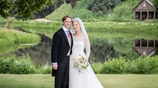 Lady Gabriella Windsorová a Thomas Kingston na oficiálním svatebním portrétu po...