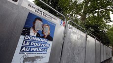 Poniený plakát francouzské strany strany Národní sdruení ped volbami do...