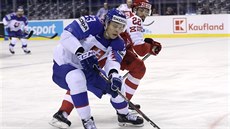 Adam Li�ka ze Slovenska uhání za pukme v utkání s Dánskem.