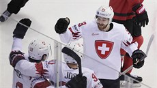 výcartí hokejisté slaví druhý gól proti Kanad.