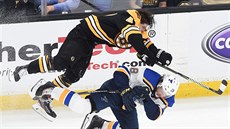 Bostonský Torey Krug (v erném) tvrdým hitem sundal Roberta Thomase ze St....