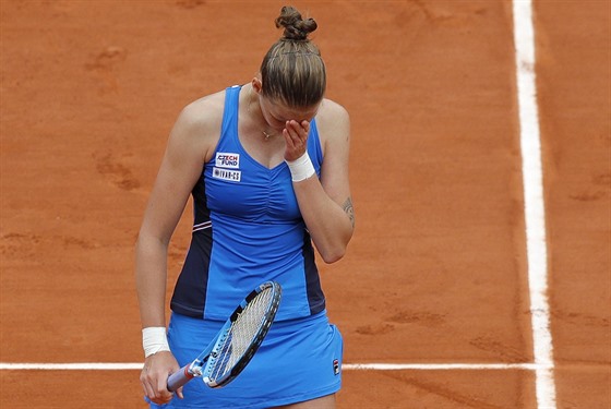 Karolína Plíková smutní ve tetím kole Roland Garros.