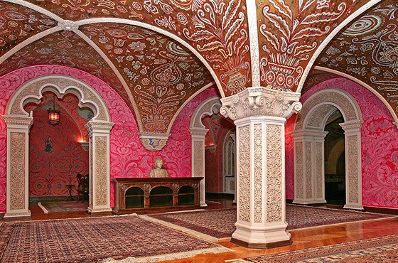 Vnitřní prostory Královského dvora charakterizuje mix různých stylů.