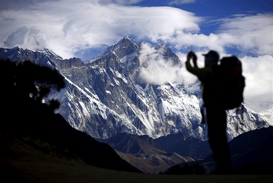 Turista fotí himalájskou horu Nuptse nedaleko nejvyí hory svta Mt. Everestu...