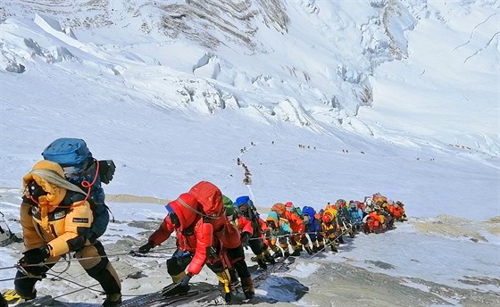 Na Everestu se kvli ideálnímu poasí sely stovky horolezc. (22. kvtna 2019)