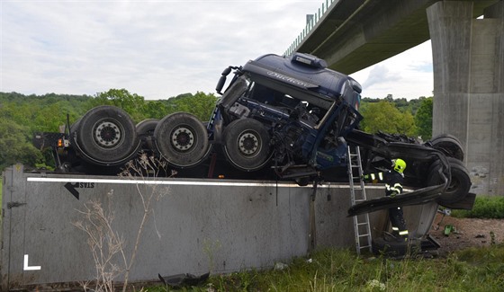 Nehoda kamionu, který spadl z mostu u obce Velemyleves na Lounsku. (31. kvtna...