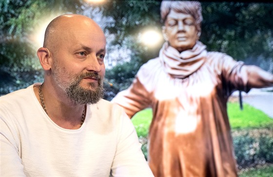Autor kontroverzní sochy Vry pinarové David Mojeík v diskusním poadu...