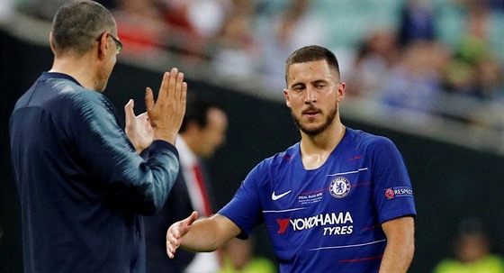 Belgický záloník Eden Hazard z Chelsea stídá ve finále Evropské ligy a podává...