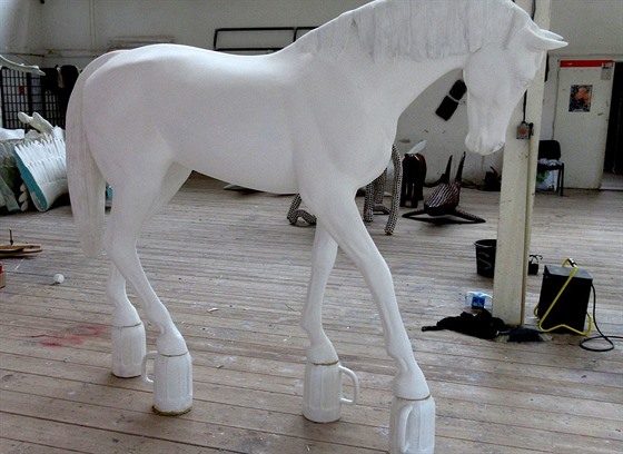 Model sochy koně stojící na půllitrech piva vytvořený pro Nerudovo náměstí v...