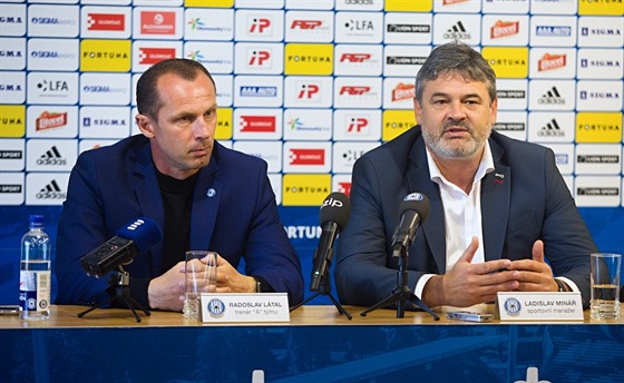 Nový trenér Olomouce Radoslav Látal (vlevo) a vedle nj sportovní manaer klubu...